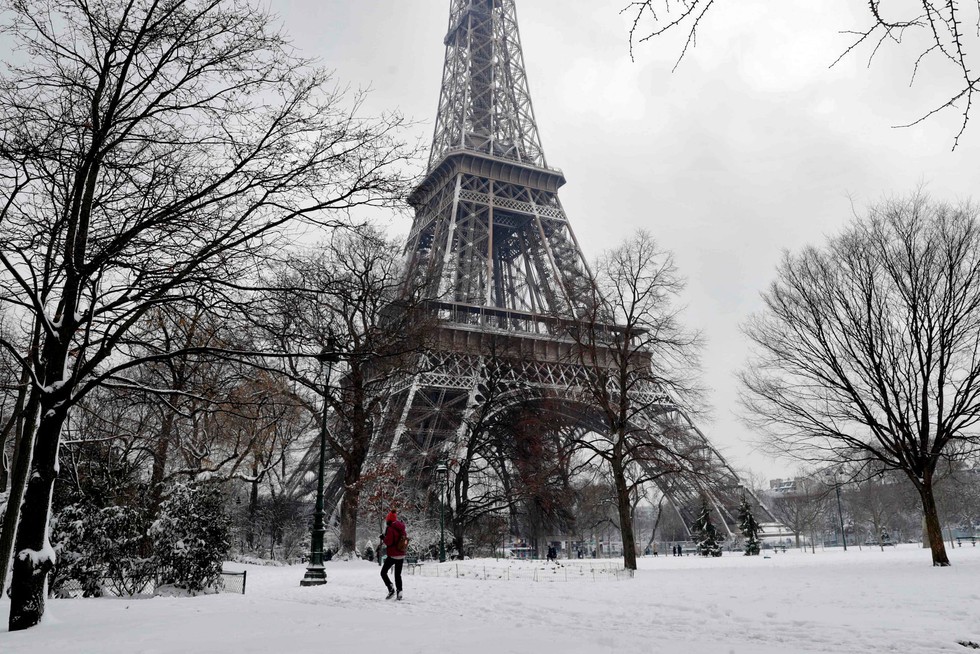 Chụp ảnh cưới nơi tháp Eiffel khoác màu tuyết trắng - Ảnh 2. Chụp ảnh cưới nơi tháp Eiffel khoác màu tuyết trắng - Ảnh 2.