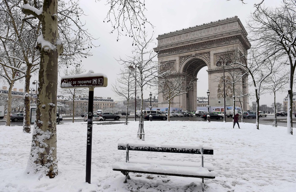 Chụp ảnh cưới nơi tháp Eiffel khoác màu tuyết trắng - Ảnh 8. Chụp ảnh cưới nơi tháp Eiffel khoác màu tuyết trắng - Ảnh 8.