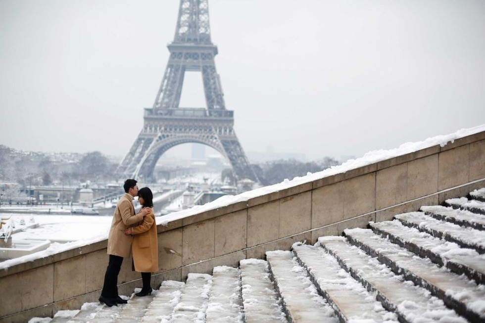 Chụp ảnh cưới nơi tháp Eiffel khoác màu tuyết trắng - Ảnh 9. Chụp ảnh cưới nơi tháp Eiffel khoác màu tuyết trắng - Ảnh 9.