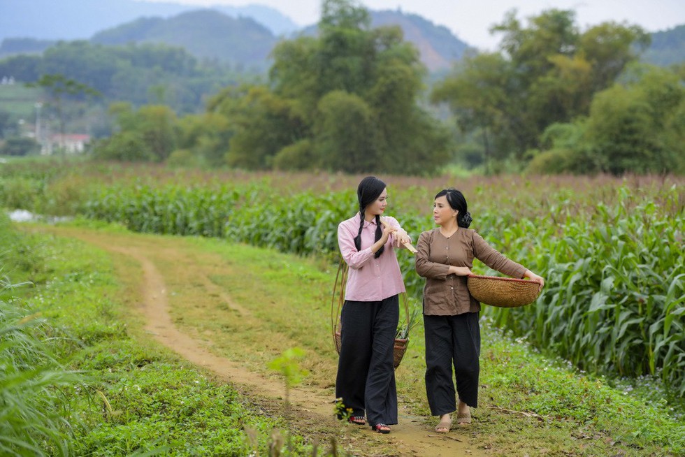 Em bé Hà Nội Lan Hương tưới rau, nhổ cỏ trong MV Tết - Ảnh 6. Em bé Hà Nội Lan Hương tưới rau, nhổ cỏ trong MV Tết - Ảnh 6.