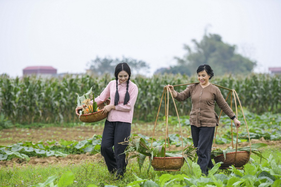Em bé Hà Nội Lan Hương tưới rau, nhổ cỏ trong MV Tết - Ảnh 8. Em bé Hà Nội Lan Hương tưới rau, nhổ cỏ trong MV Tết - Ảnh 8.