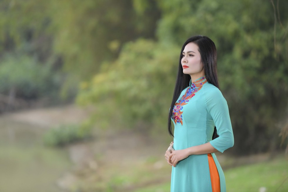 Em bé Hà Nội Lan Hương tưới rau, nhổ cỏ trong MV Tết - Ảnh 9. Em bé Hà Nội Lan Hương tưới rau, nhổ cỏ trong MV Tết - Ảnh 9.