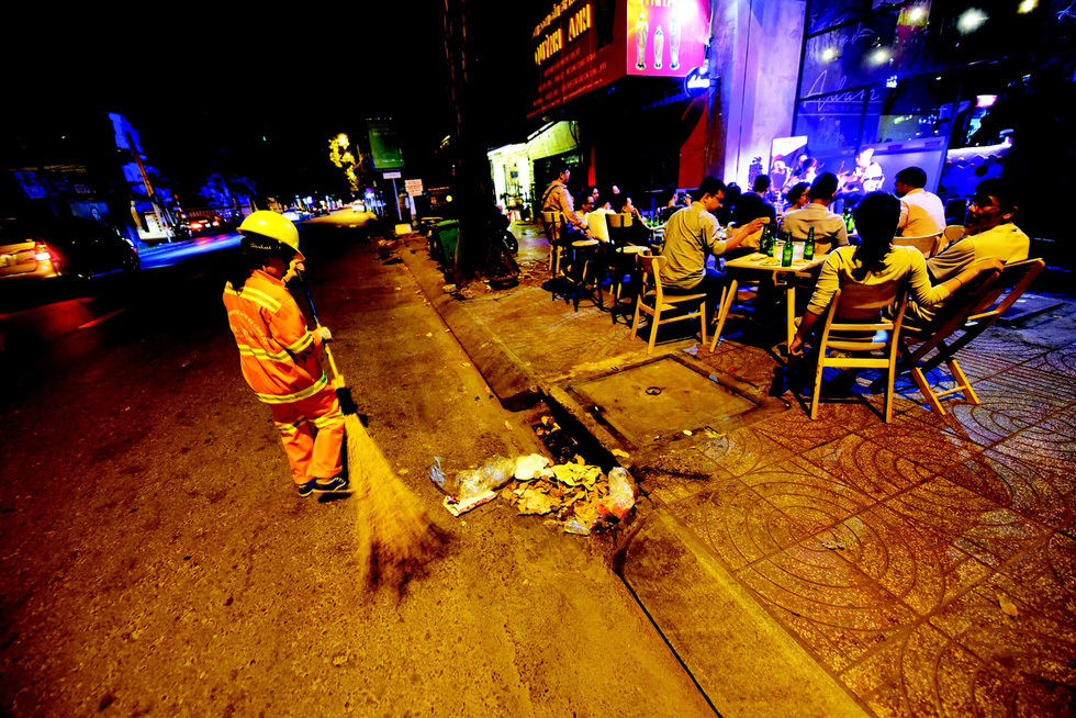 Đón giao thừa ngoài đường bên cây chổi, thùng rác - Ảnh 4. Đón giao thừa ngoài đường bên cây chổi, thùng rác - Ảnh 4.