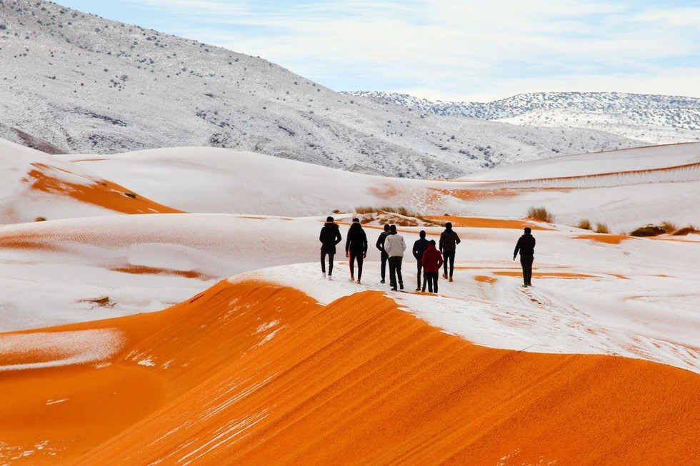 Thế giới trong tuần qua ảnh: tuyết rơi ở sa mạc Sahara - Ảnh 1. Thế giới trong tuần qua ảnh: tuyết rơi ở sa mạc Sahara - Ảnh 1.