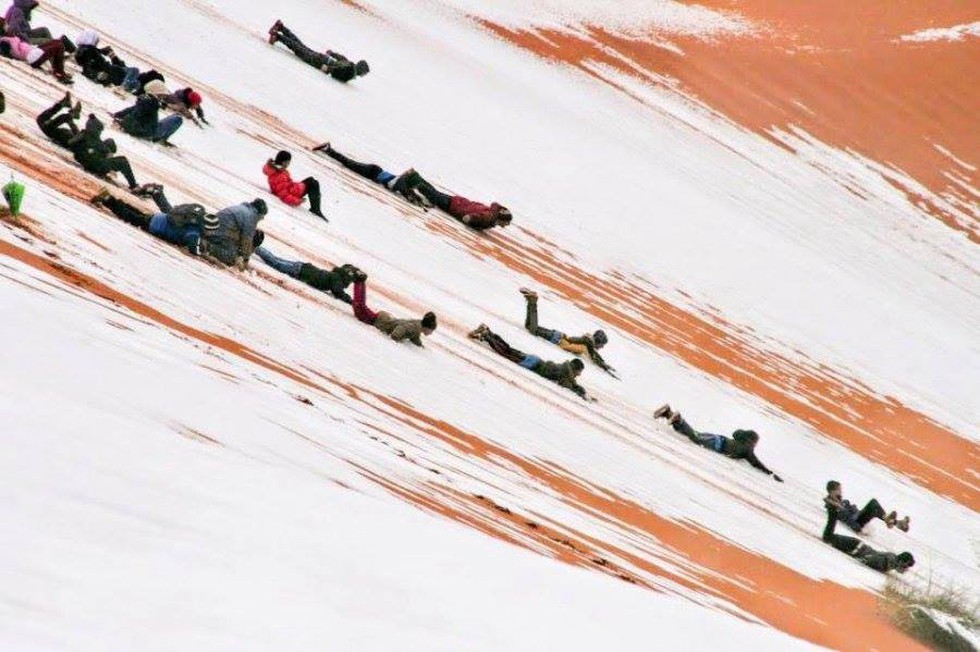 Thế giới trong tuần qua ảnh: tuyết rơi ở sa mạc Sahara - Ảnh 2. Thế giới trong tuần qua ảnh: tuyết rơi ở sa mạc Sahara - Ảnh 2.