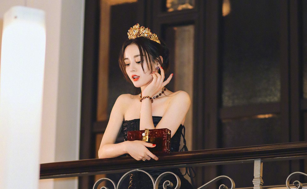 Địch Lê Nhiệt Ba được yêu đơn giản vì xinh đẹp và dễ thương - Ảnh 7. Địch Lê Nhiệt Ba được yêu đơn giản vì xinh đẹp và dễ thương - Ảnh 7.
