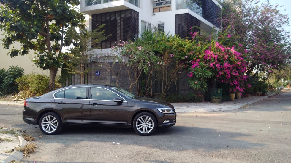 Đánh giá xe Passat Bluemotion: cho những quý ông ưa hành động - Ảnh 2. Đánh giá xe Passat Bluemotion: cho những quý ông ưa hành động - Ảnh 2.