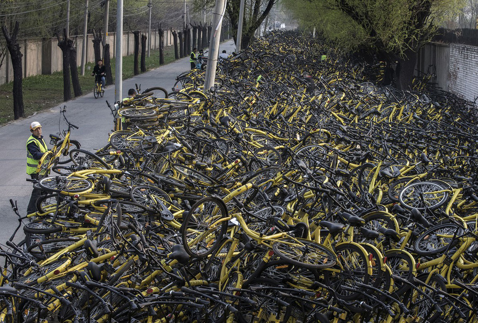 Những núi xe đạp bị vứt bỏ ở Trung Quốc - Ảnh 10.
