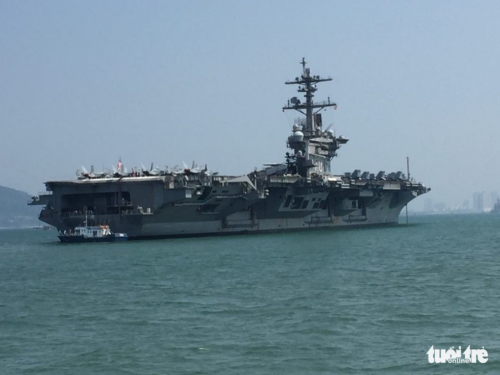 Những hình ảnh mới nhất của tàu sân bay USS Carl Vinson neo đậu ở Đà Nẵng - Ảnh 6.