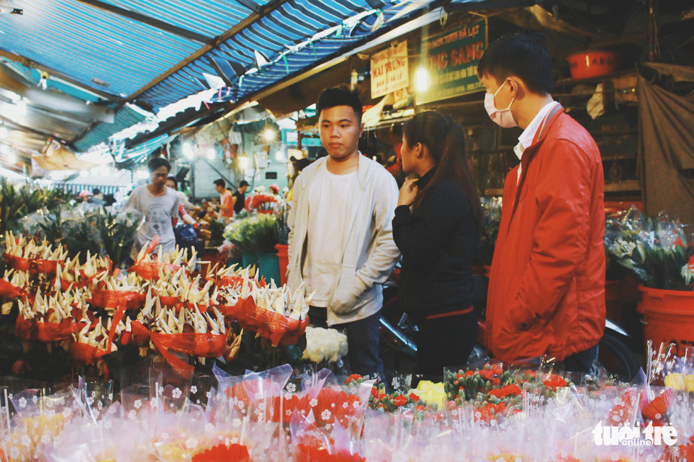 Chợ hoa Sài Gòn nhộn nhịp ngày 8-3 - Ảnh 2.