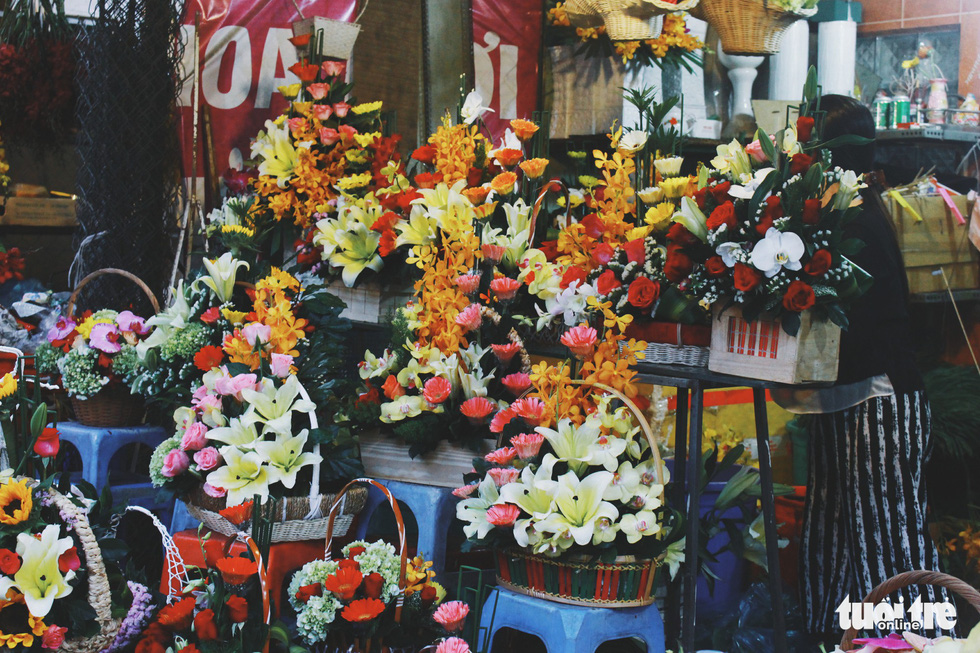 Chợ hoa Sài Gòn nhộn nhịp ngày 8-3 - Ảnh 12.