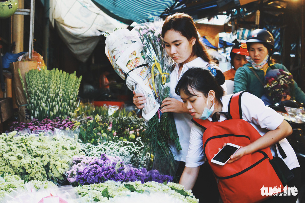 Chợ hoa Sài Gòn nhộn nhịp ngày 8-3 - Ảnh 3.