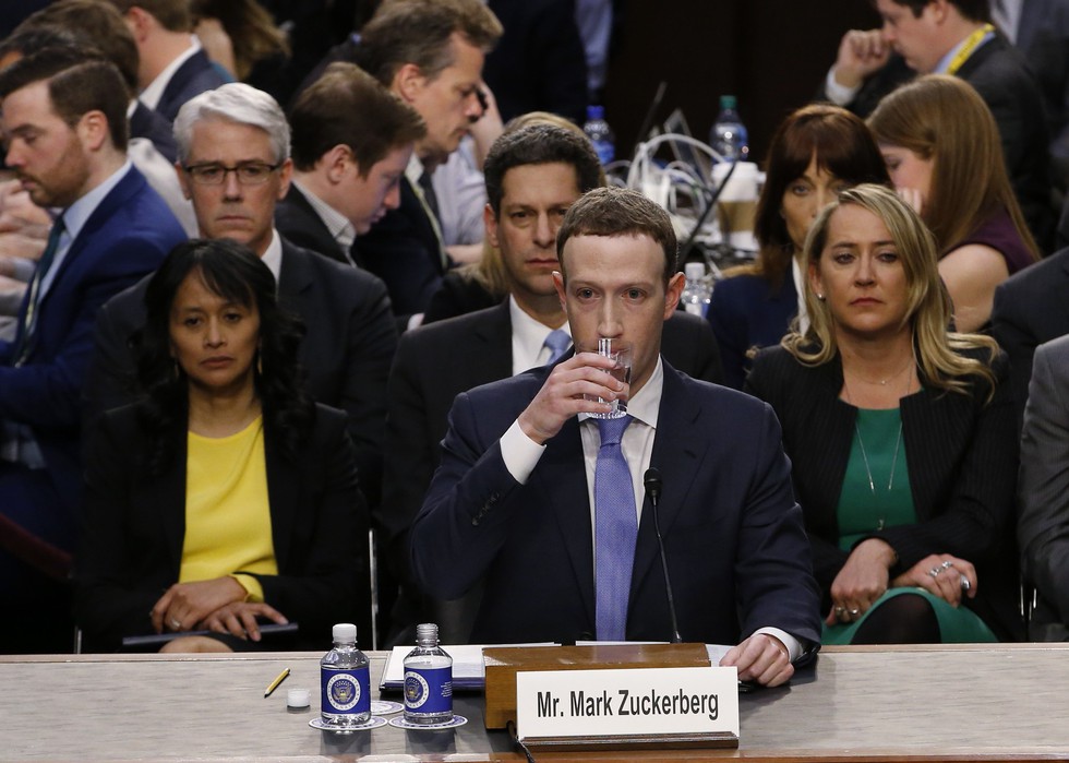 Hình ảnh biết nói trong phiên điều trần của ông chủ Facebook - Ảnh 3. Hình ảnh biết nói trong phiên điều trần của ông chủ Facebook - Ảnh 3.