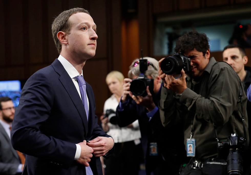 Hình ảnh biết nói trong phiên điều trần của ông chủ Facebook - Ảnh 2. Hình ảnh biết nói trong phiên điều trần của ông chủ Facebook - Ảnh 2.