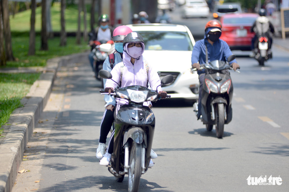 Người Sài Gòn mệt mỏi với cái nóng hầm hập giữa trưa - Ảnh 7.