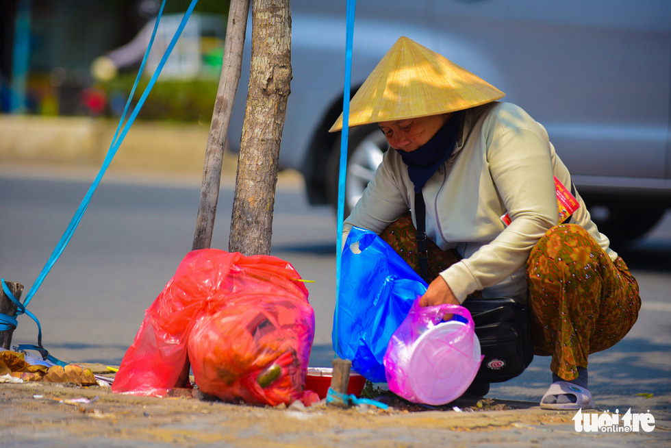 Nhọc nhằn mưu sinh dưới trời nắng như đổ lửa của Sài Gòn - Ảnh 5.