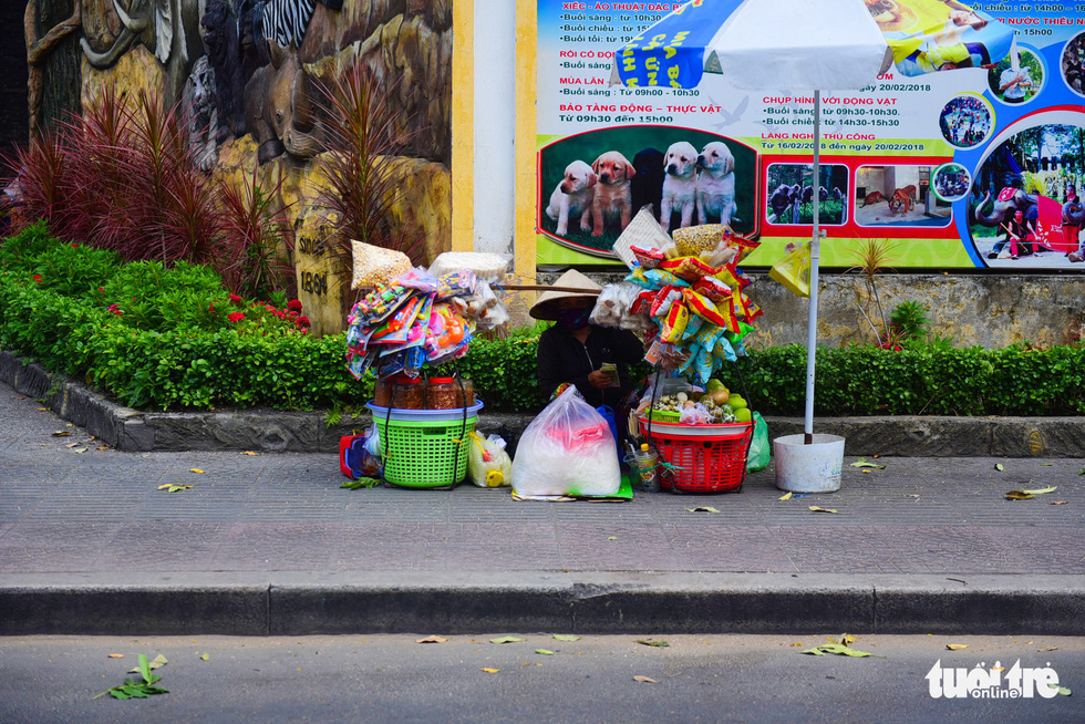 Nhọc nhằn mưu sinh dưới trời nắng như đổ lửa của Sài Gòn - Ảnh 7.