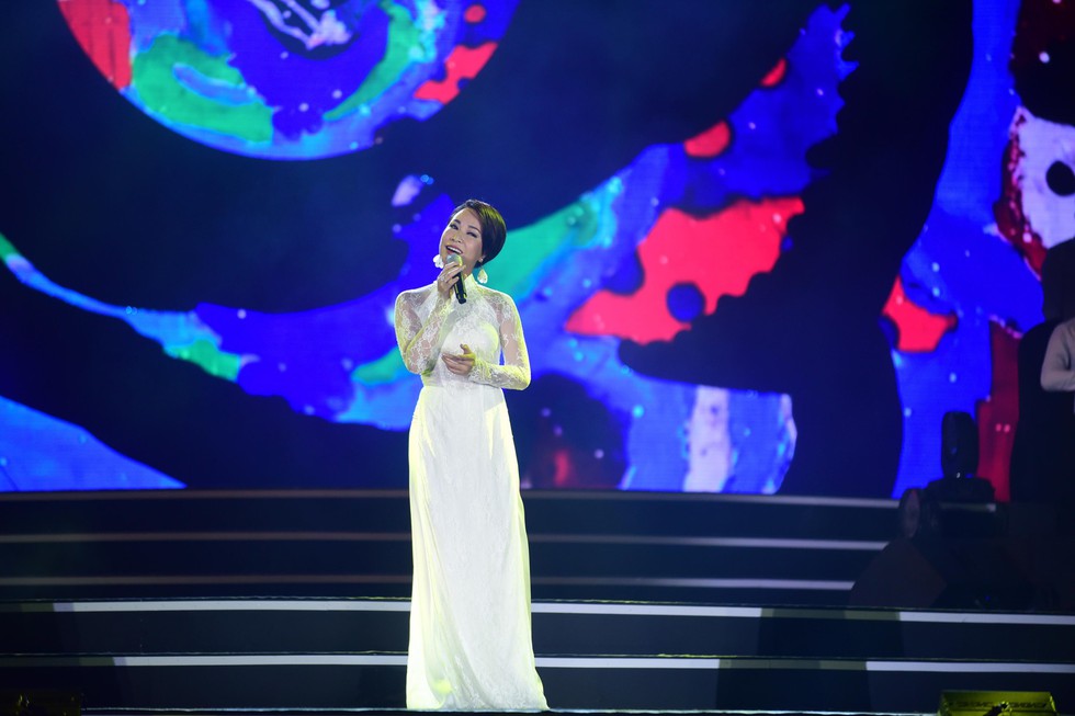 Đông Nhi, Hà Anh Tuấn, Vũ Cát Tường bùng nổ phố đi bộ đêm hòa bình - Ảnh 13. Đông Nhi, Hà Anh Tuấn, Vũ Cát Tường bùng nổ phố đi bộ đêm hòa bình - Ảnh 13.