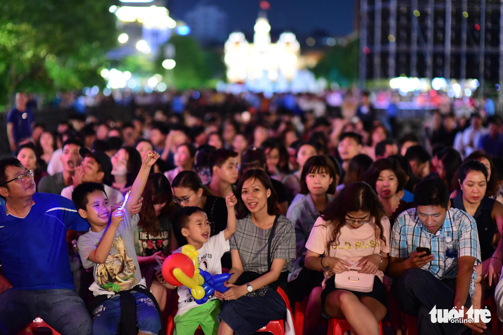 Đông Nhi, Hà Anh Tuấn, Vũ Cát Tường bùng nổ phố đi bộ đêm hòa bình - Ảnh 30. Đông Nhi, Hà Anh Tuấn, Vũ Cát Tường bùng nổ phố đi bộ đêm hòa bình - Ảnh 30.