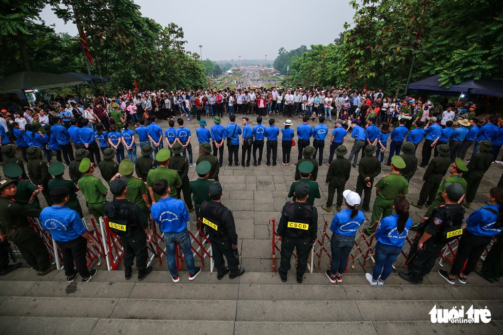Thủ tướng cùng hàng vạn người dân dâng hương giỗ Tổ tại đền Hùng - Ảnh 1. Thủ tướng cùng hàng vạn người dân dâng hương giỗ Tổ tại đền Hùng - Ảnh 1.