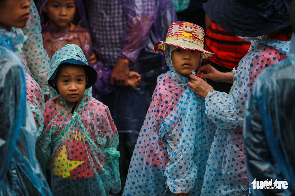 Mưa lớn kéo dài, trẻ em, người già vất vả đi lễ đền Hùng - Ảnh 6. Mưa lớn kéo dài, trẻ em, người già vất vả đi lễ đền Hùng - Ảnh 6.