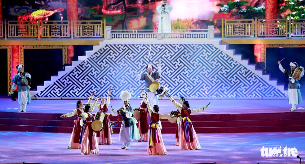 Festival Huế 2018 khai mạc: Năm châu hội tụ rộn ràng xứ Huế - Ảnh 6. Festival Huế 2018 khai mạc: Năm châu hội tụ rộn ràng xứ Huế - Ảnh 6.