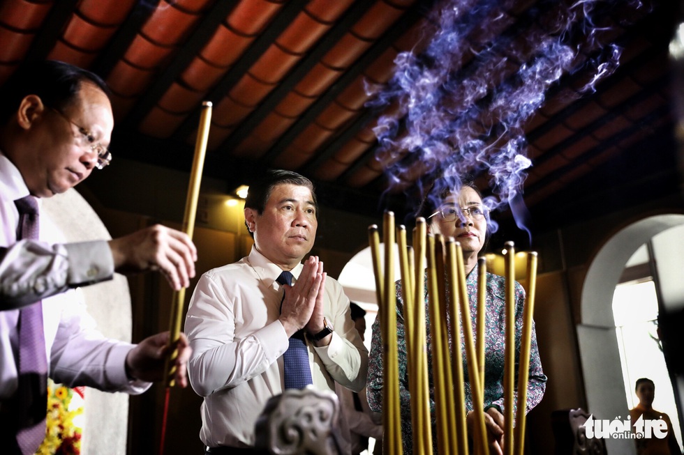 Lãnh đạo TP.HCM viếng anh hùng liệt sĩ nhân ngày thống nhất đất nước - Ảnh 13. Lãnh đạo TP.HCM viếng anh hùng liệt sĩ nhân ngày thống nhất đất nước - Ảnh 13.