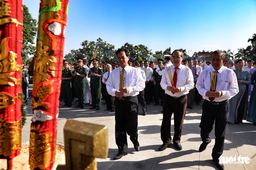 Lãnh đạo TP.HCM viếng anh hùng liệt sĩ nhân ngày thống nhất đất nước - Ảnh 1. Lãnh đạo TP.HCM viếng anh hùng liệt sĩ nhân ngày thống nhất đất nước - Ảnh 1.