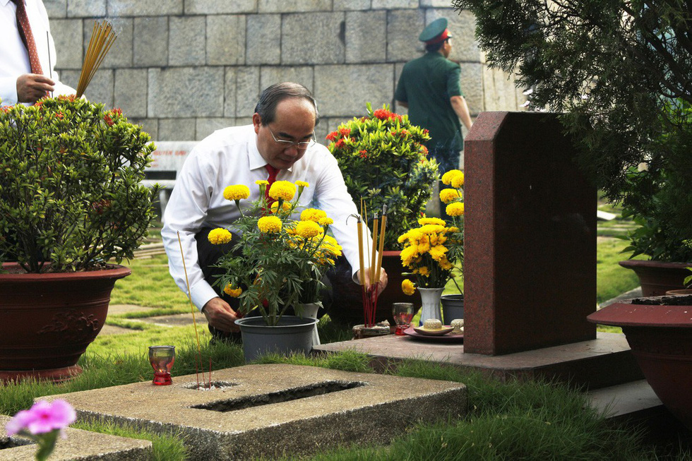 Lãnh đạo TP.HCM viếng anh hùng liệt sĩ nhân ngày thống nhất đất nước - Ảnh 16. Lãnh đạo TP.HCM viếng anh hùng liệt sĩ nhân ngày thống nhất đất nước - Ảnh 16.