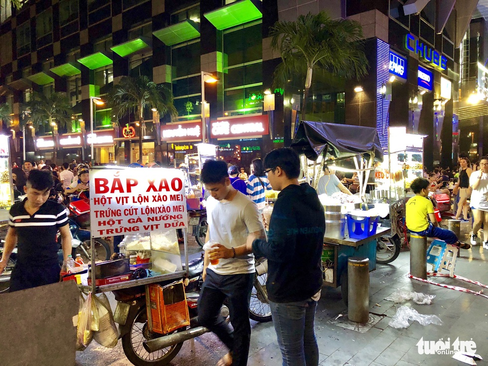 Ôi, phố đi bộ Nguyễn Huệ! - Ảnh 6. Ôi, phố đi bộ Nguyễn Huệ! - Ảnh 6.