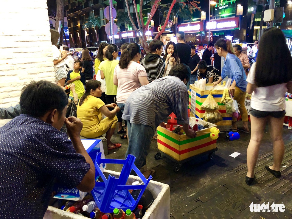 Ôi, phố đi bộ Nguyễn Huệ! - Ảnh 14. Ôi, phố đi bộ Nguyễn Huệ! - Ảnh 14.