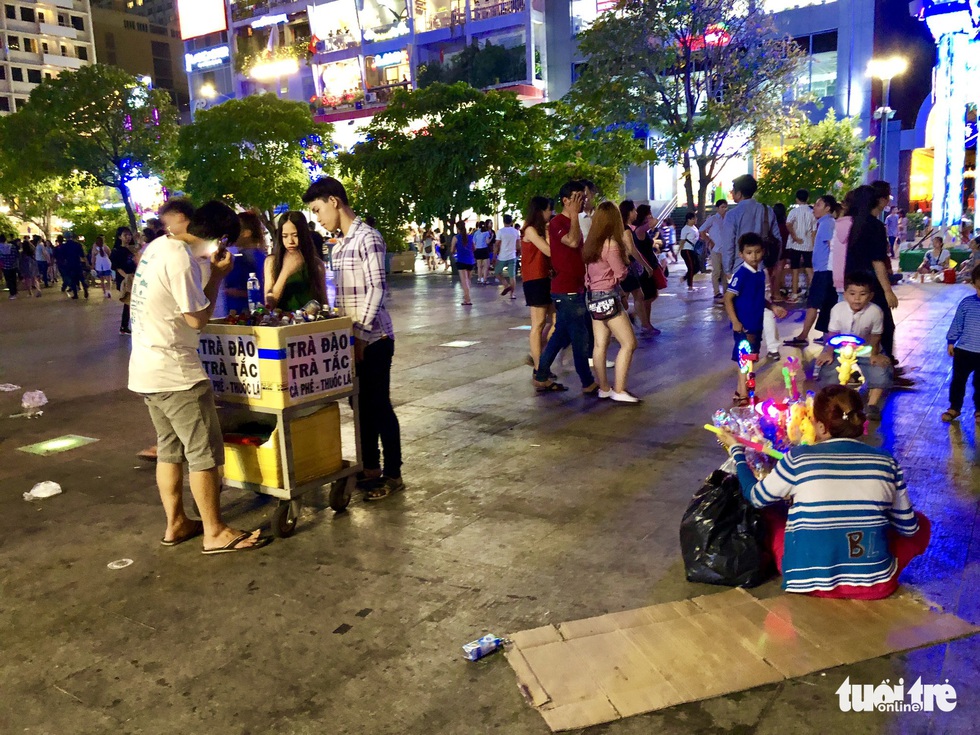 Ôi, phố đi bộ Nguyễn Huệ! - Ảnh 12. Ôi, phố đi bộ Nguyễn Huệ! - Ảnh 12.