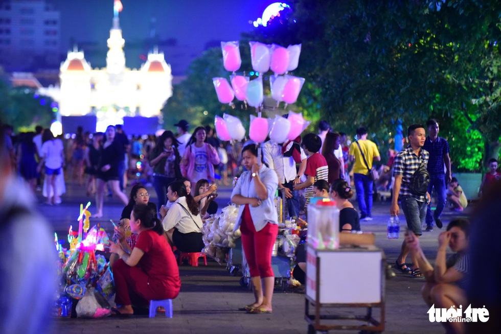 Ôi, phố đi bộ Nguyễn Huệ! - Ảnh 13. Ôi, phố đi bộ Nguyễn Huệ! - Ảnh 13.