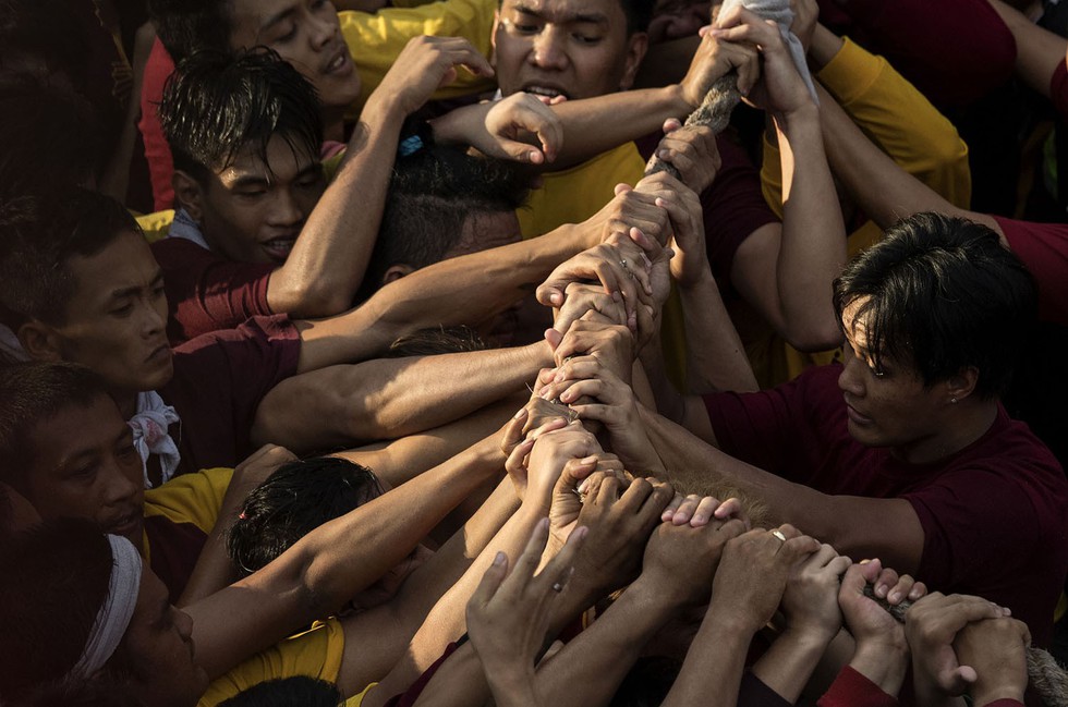 Chen lấn kinh hoàng tại lễ hội Black Nazarene ở Philippines - Ảnh 5. Chen lấn kinh hoàng tại lễ hội Black Nazarene ở Philippines - Ảnh 5.