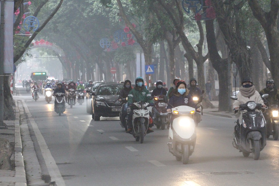 Đến gần trưa, Hà Nội vẫn chìm trong sương mù - Ảnh 5. Đến gần trưa, Hà Nội vẫn chìm trong sương mù - Ảnh 5.