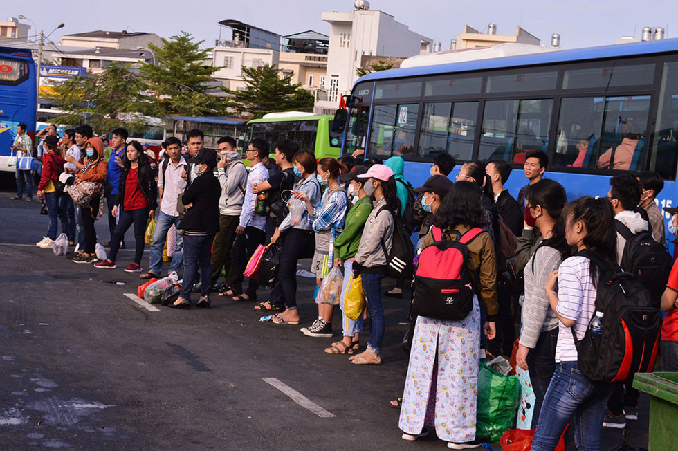 Các cửa ngõ vô Sài Gòn nóng dần ngày nghỉ lễ cuối - Ảnh 17.