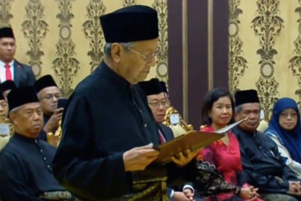 Tân thủ tướng Malaysia Mahathir Mohamad 92 tuổi nhậm chức - Ảnh 1. Tân thủ tướng Malaysia Mahathir Mohamad 92 tuổi nhậm chức - Ảnh 1.