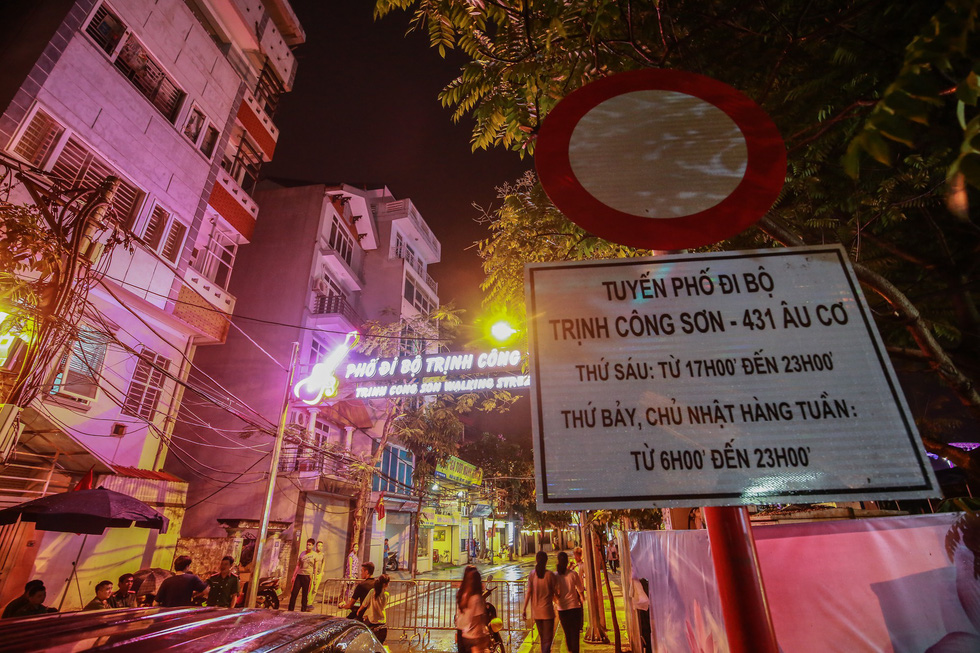 Người Hà Nội đội mưa dự khai trương phố đi bộ Trịnh Công Sơn - Ảnh 1.