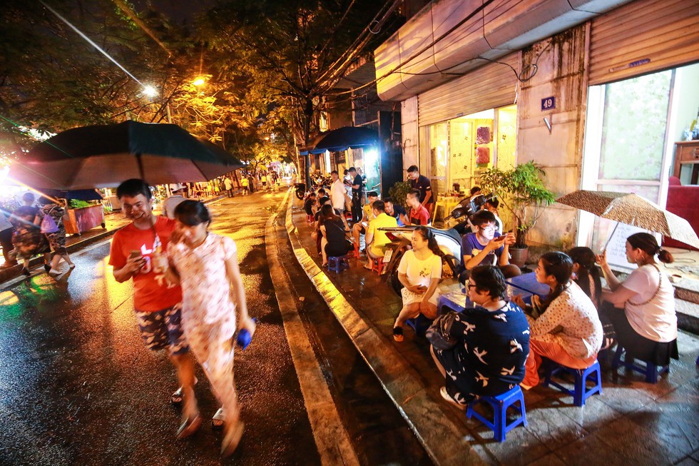 Người Hà Nội đội mưa dự khai trương phố đi bộ Trịnh Công Sơn - Ảnh 8. Người Hà Nội đội mưa dự khai trương phố đi bộ Trịnh Công Sơn - Ảnh 8.