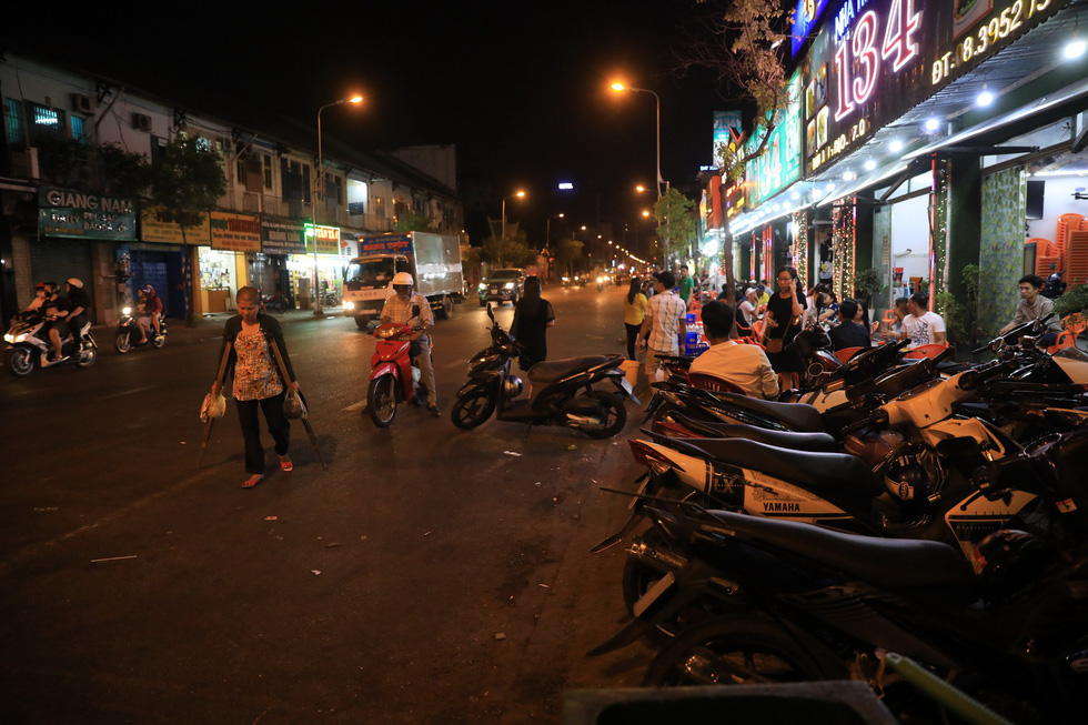 Vỉa hè Sài Gòn lại bị chiếm trọn làm quán nhậu, bãi xe - Ảnh 2.