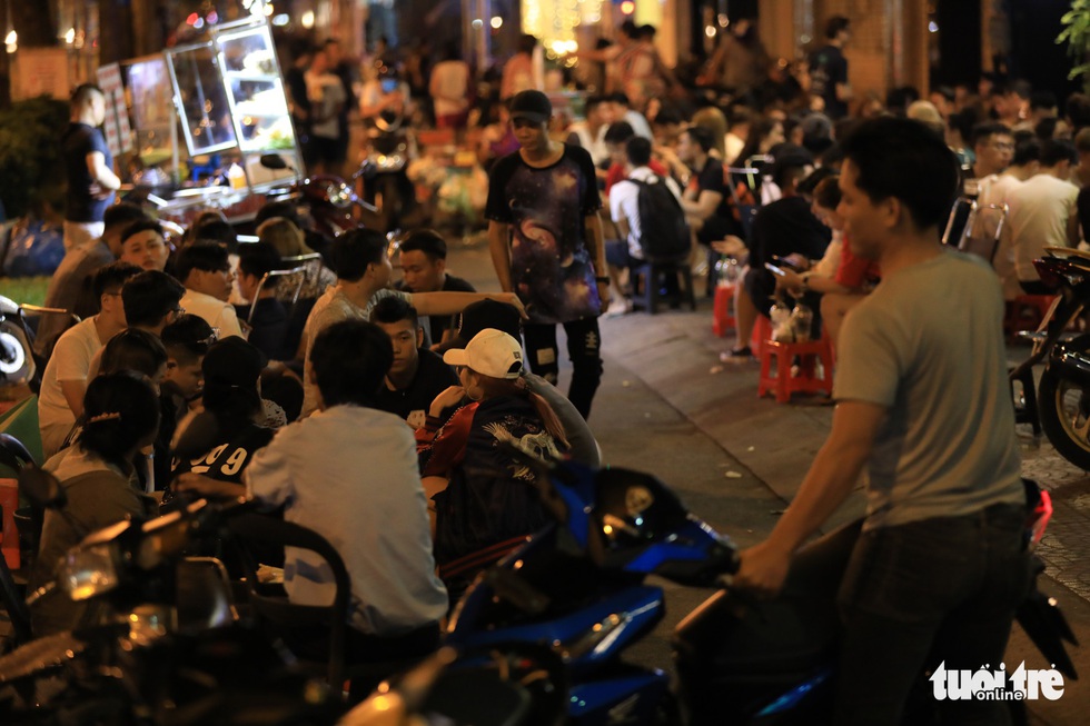 Vỉa hè Sài Gòn lại bị chiếm trọn làm quán nhậu, bãi xe - Ảnh 21. Vỉa hè Sài Gòn lại bị chiếm trọn làm quán nhậu, bãi xe - Ảnh 21.