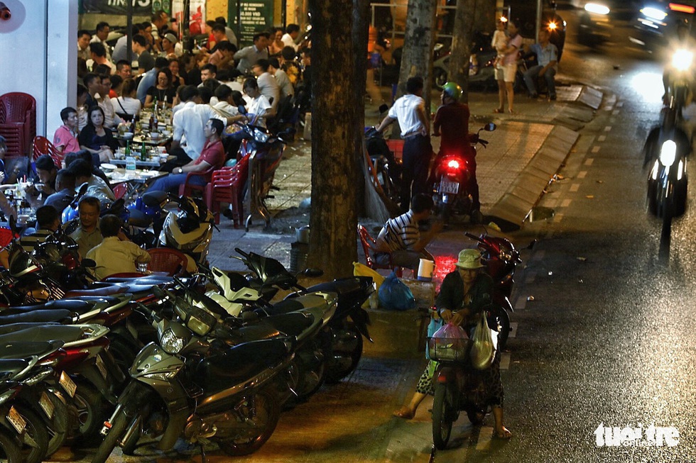Vỉa hè Sài Gòn lại bị chiếm trọn làm quán nhậu, bãi xe - Ảnh 15. Vỉa hè Sài Gòn lại bị chiếm trọn làm quán nhậu, bãi xe - Ảnh 15.