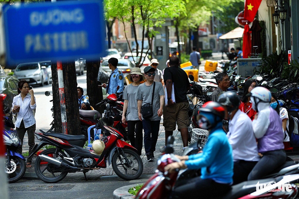 Vỉa hè Sài Gòn lại bị chiếm trọn làm quán nhậu, bãi xe - Ảnh 17. Vỉa hè Sài Gòn lại bị chiếm trọn làm quán nhậu, bãi xe - Ảnh 17.