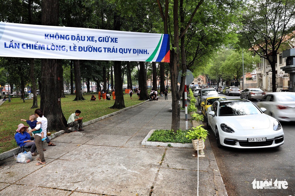 Vỉa hè Sài Gòn lại bị chiếm trọn làm quán nhậu, bãi xe - Ảnh 18. Vỉa hè Sài Gòn lại bị chiếm trọn làm quán nhậu, bãi xe - Ảnh 18.