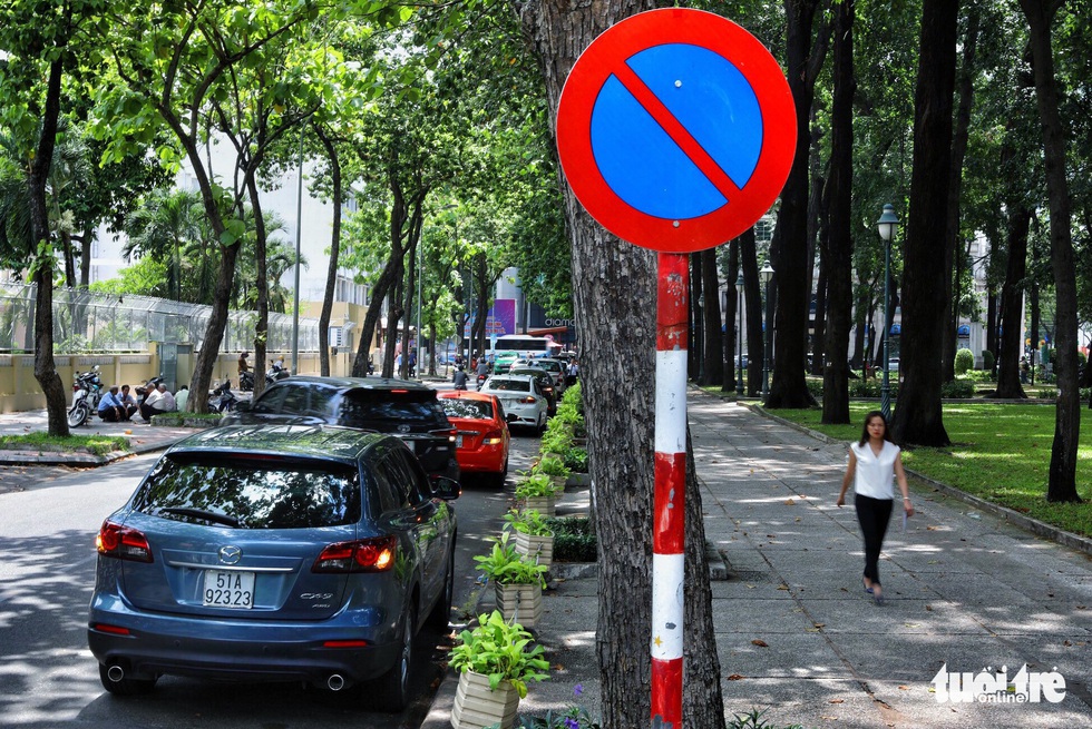 Vỉa hè Sài Gòn lại bị chiếm trọn làm quán nhậu, bãi xe - Ảnh 19. Vỉa hè Sài Gòn lại bị chiếm trọn làm quán nhậu, bãi xe - Ảnh 19.