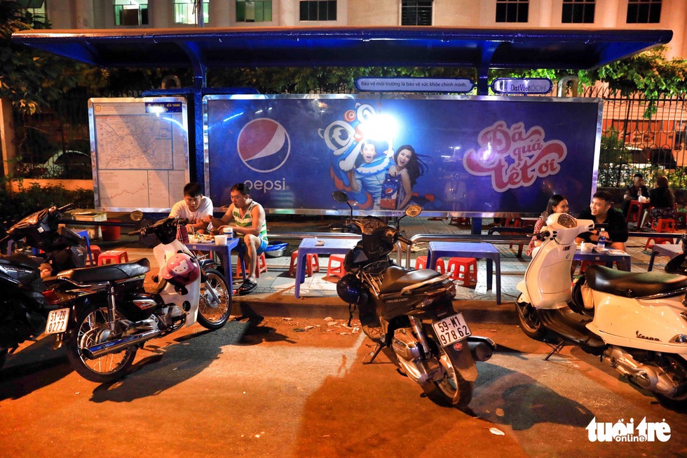 Vỉa hè Sài Gòn lại bị chiếm trọn làm quán nhậu, bãi xe - Ảnh 5. Vỉa hè Sài Gòn lại bị chiếm trọn làm quán nhậu, bãi xe - Ảnh 5.