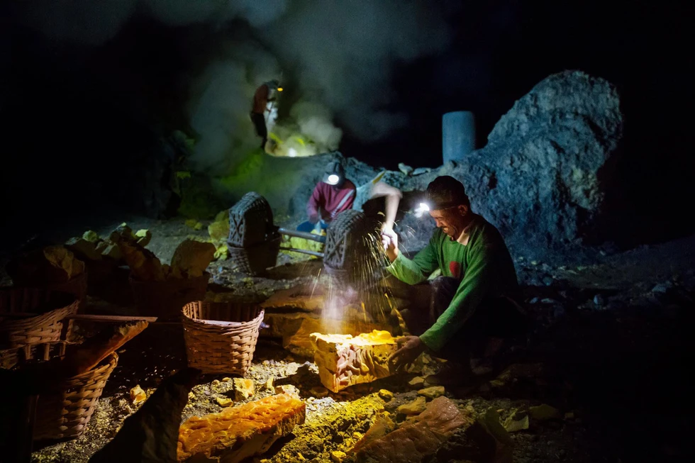 Mạo hiểm bán lưu huỳnh cho khách trên núi lửa đang hoạt động - Ảnh 1. Mạo hiểm bán lưu huỳnh cho khách trên núi lửa đang hoạt động - Ảnh 1.
