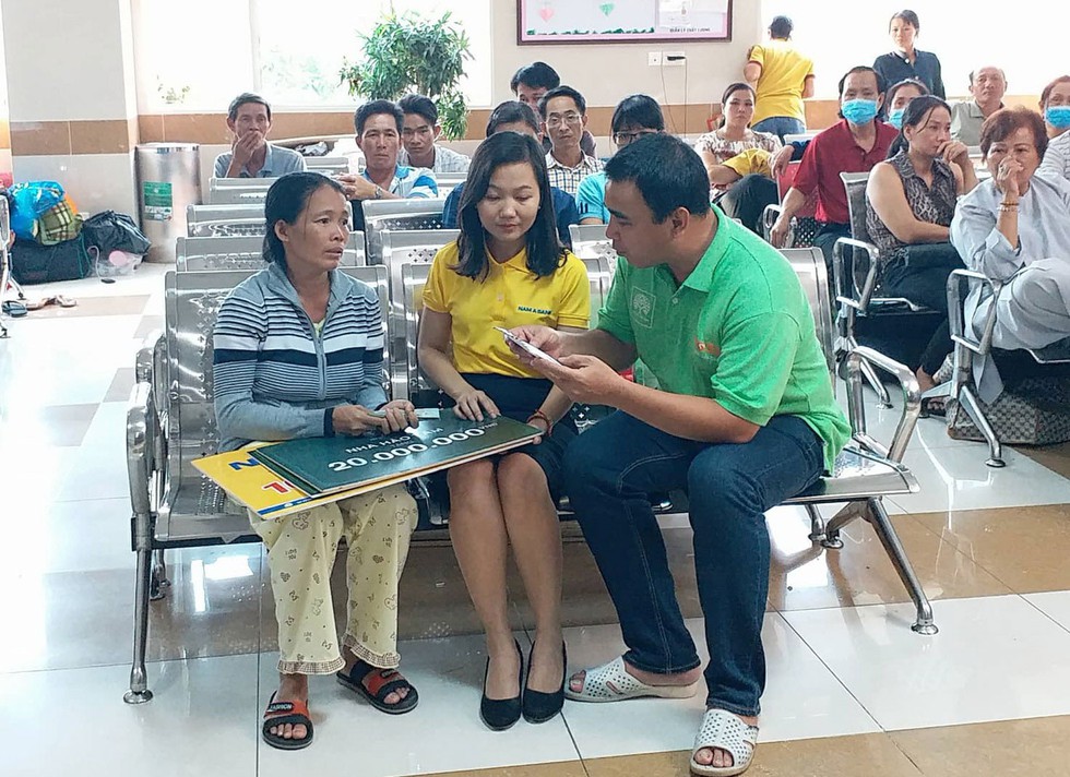 Quyền Linh - nghệ sĩ đi dép nhựa - Ảnh 11. Quyền Linh - nghệ sĩ đi dép nhựa - Ảnh 11.