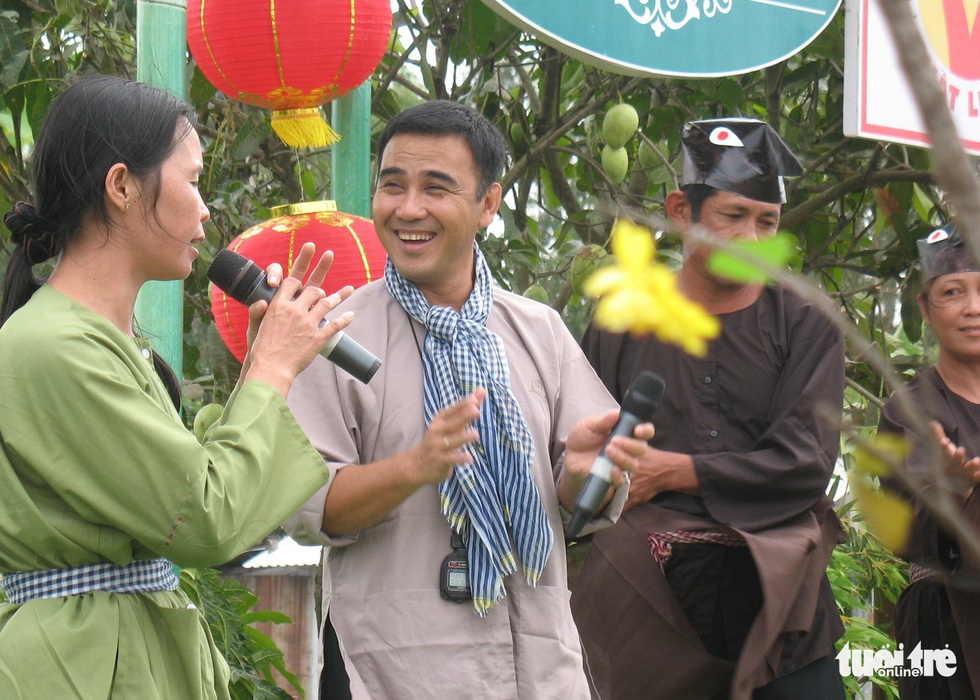 Quyền Linh - nghệ sĩ đi dép nhựa - Ảnh 7. Quyền Linh - nghệ sĩ đi dép nhựa - Ảnh 7.