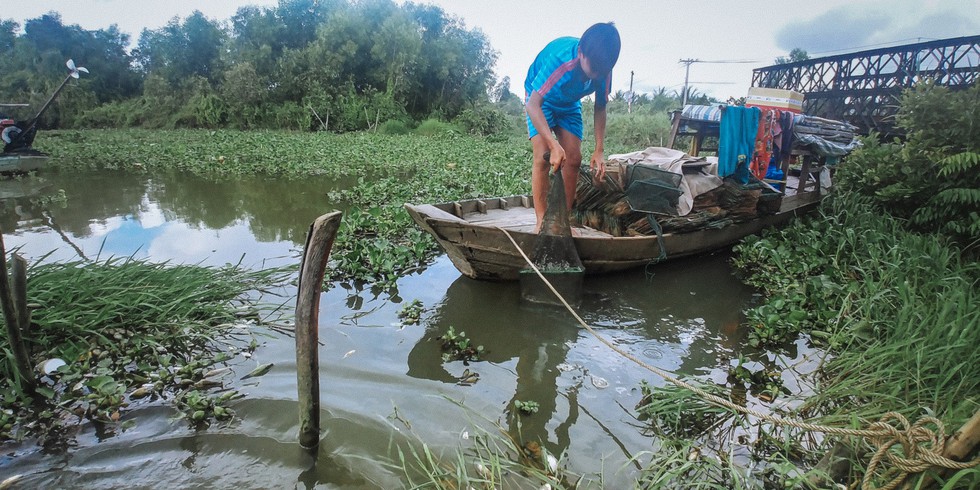 mới 15 tuổi nhưng cậu bé này đã hơn 10 năm theo cha mẹ đi tìm những luồng cá sông - ảnh quốc việt mới 15 tuổi nhưng cậu bé này đã hơn 10 năm theo cha mẹ đi tìm những luồng cá sông - ảnh quốc việt